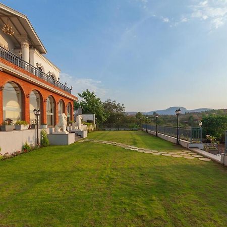Bellevue Palace By Stayvista - Lavish Abode With A Pool, Landscaped Lawn, Gazebo & Adventure Activities Nashik Exteriör bild
