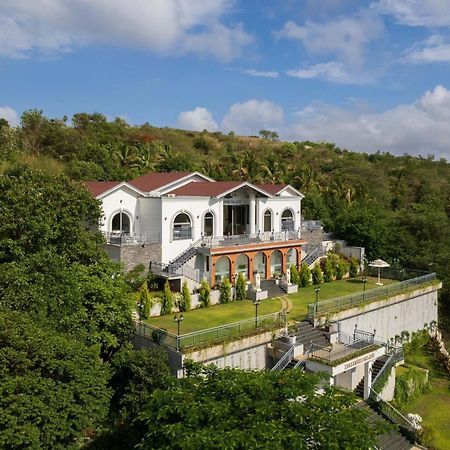 Bellevue Palace By Stayvista - Lavish Abode With A Pool, Landscaped Lawn, Gazebo & Adventure Activities Nashik Exteriör bild