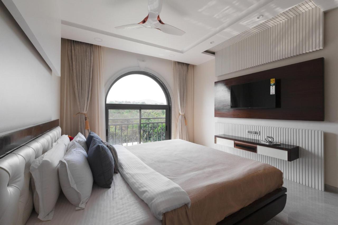Bellevue Palace By Stayvista - Lavish Abode With A Pool, Landscaped Lawn, Gazebo & Adventure Activities Nashik Exteriör bild