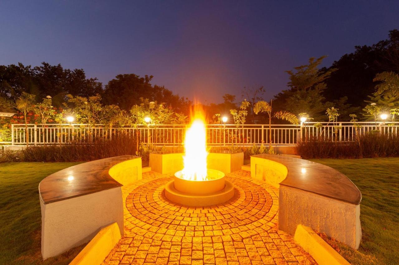 Bellevue Palace By Stayvista - Lavish Abode With A Pool, Landscaped Lawn, Gazebo & Adventure Activities Nashik Exteriör bild